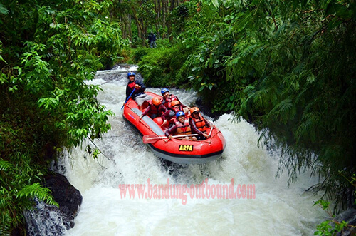 Rafting Bandung Bagi Anda Yang Suka Adrenaline Rush